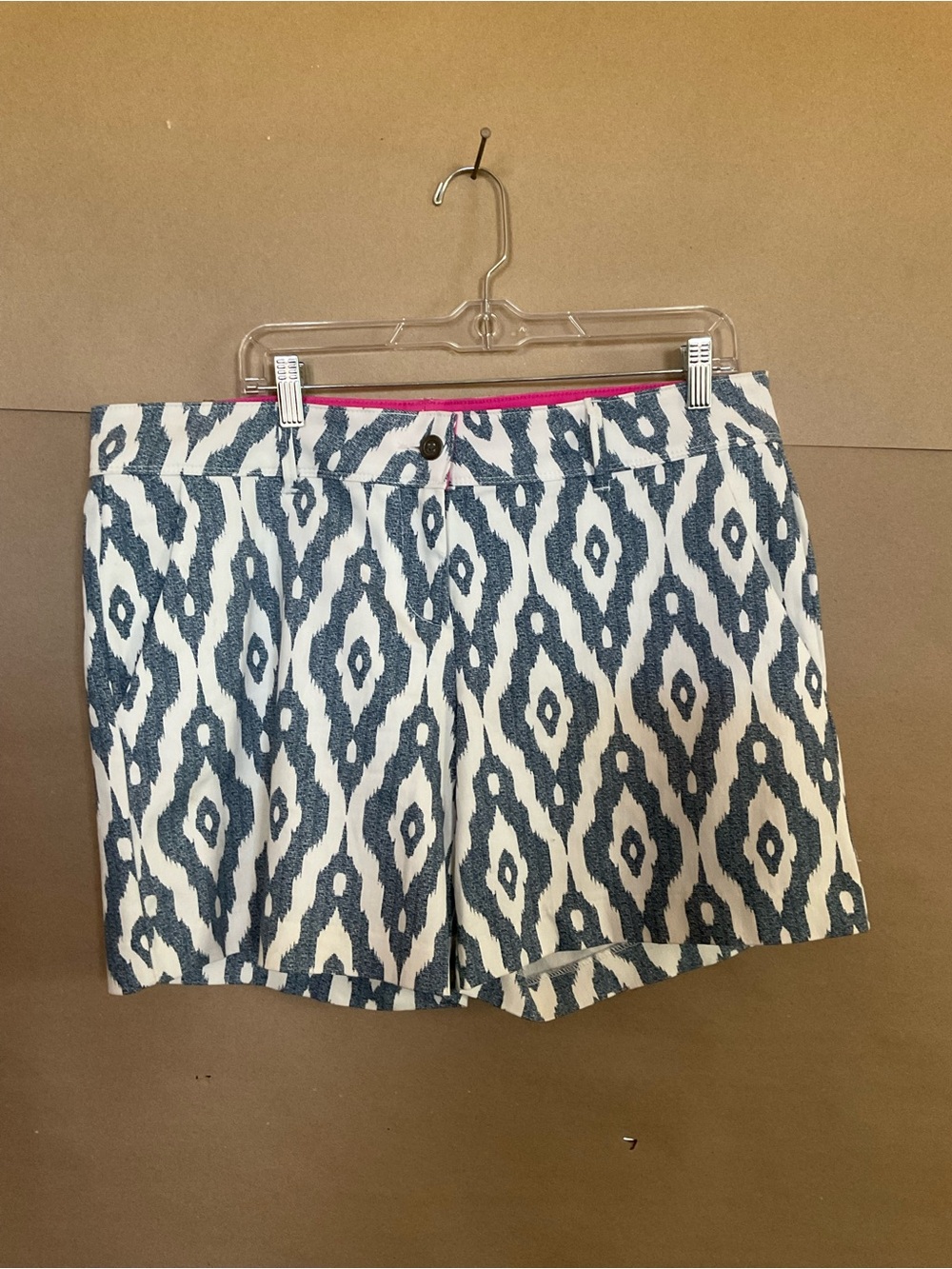 Isaac Mizrahi Patterned Navy and White Womens Shorts. Size 14